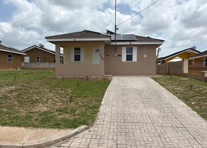 C & J'S Coco Manor Vacation Home